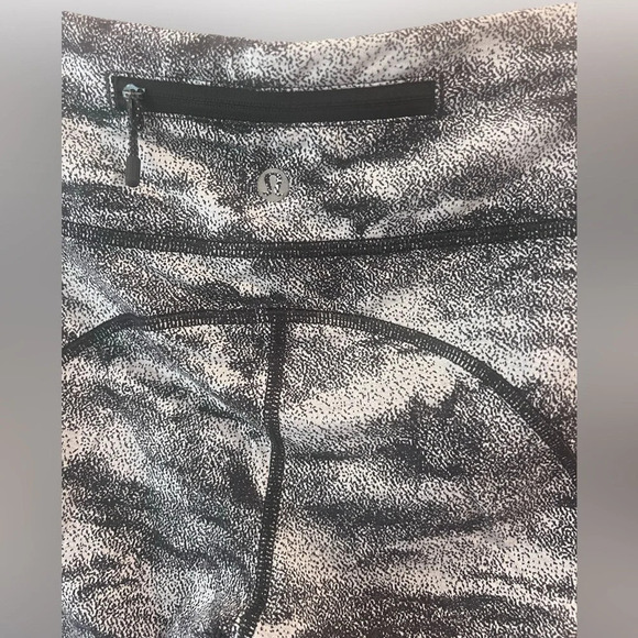 Lululemon Speed Tight V Power Luxtreme Hazy Days Black White / Black Sized 4โ - Picture 5 of 6